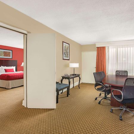 Ramada Plaza By Wyndham Fayetteville Fort Bragg Area Экстерьер фото