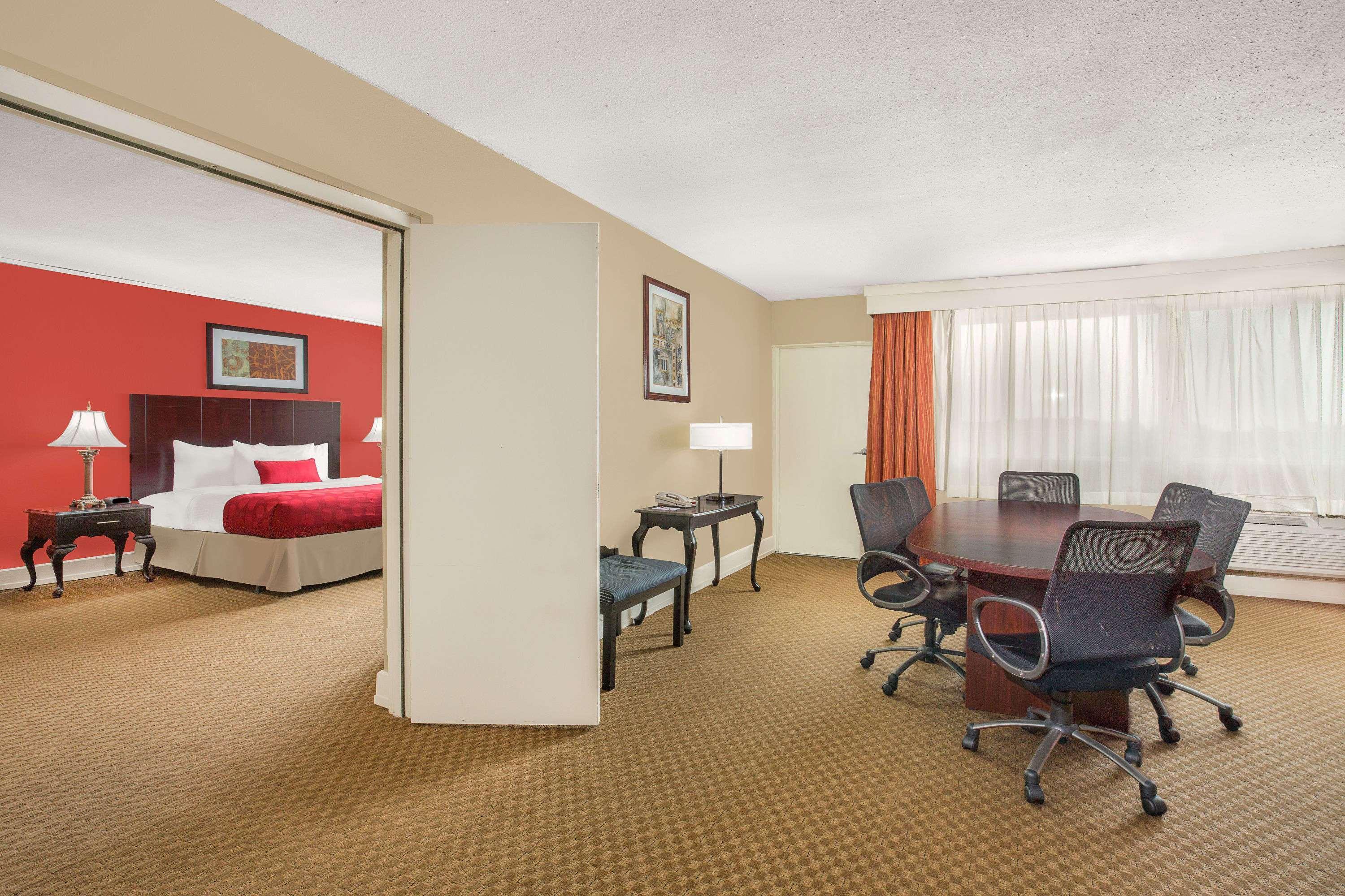 Ramada Plaza By Wyndham Fayetteville Fort Bragg Area Экстерьер фото