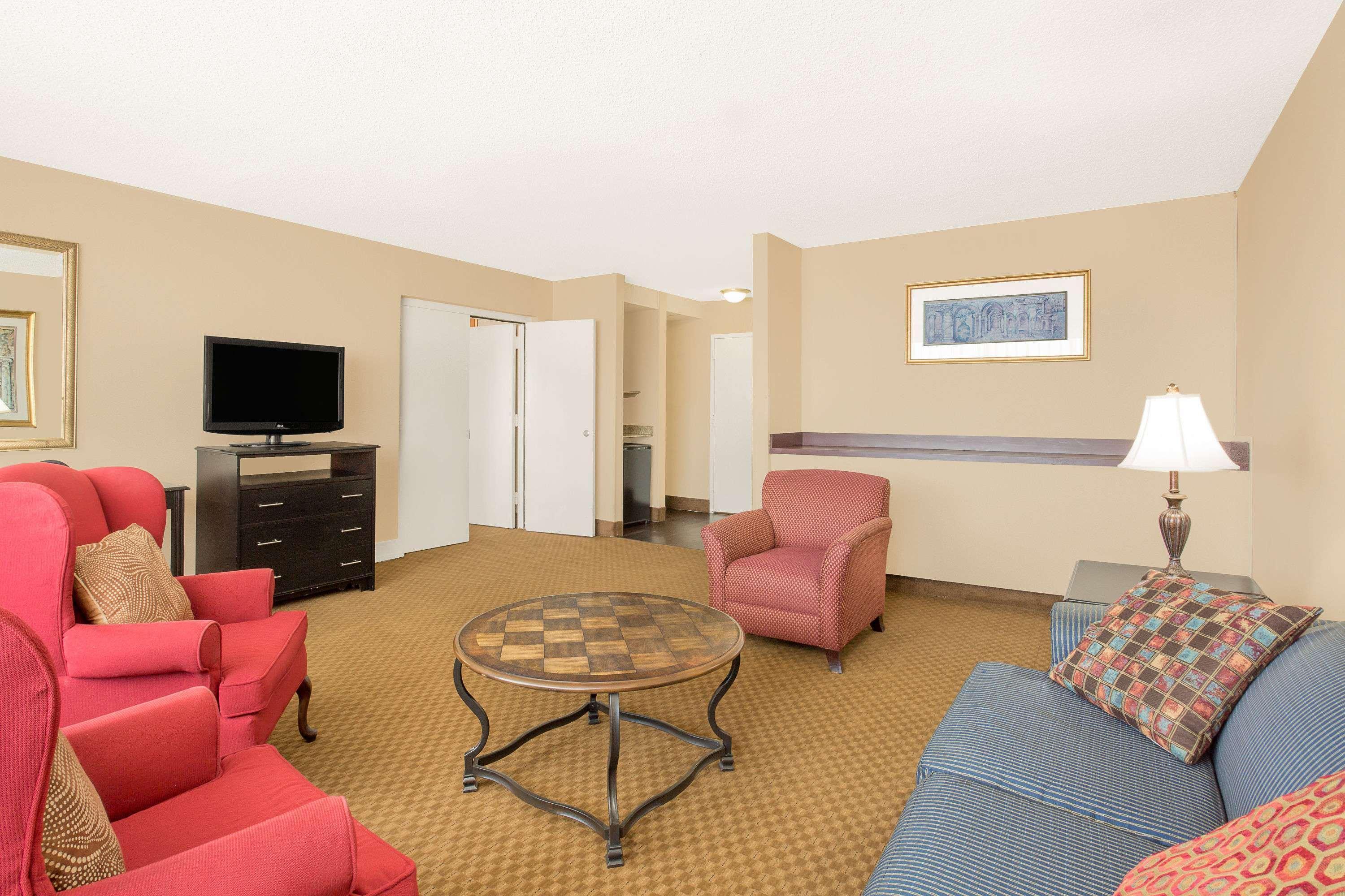 Ramada Plaza By Wyndham Fayetteville Fort Bragg Area Экстерьер фото