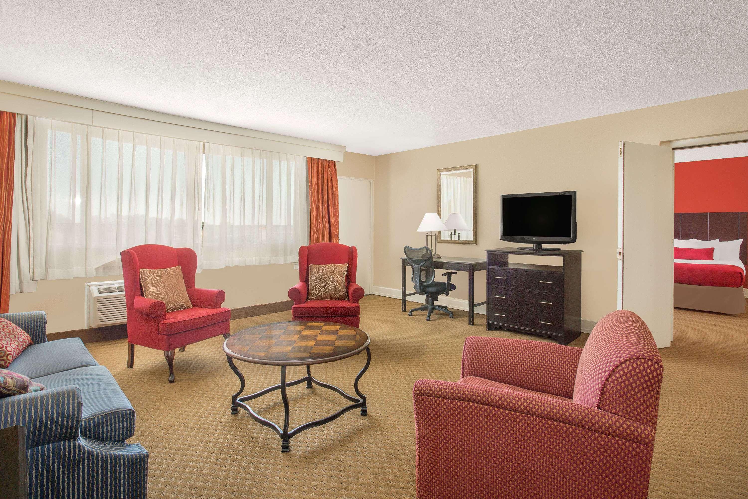 Ramada Plaza By Wyndham Fayetteville Fort Bragg Area Экстерьер фото