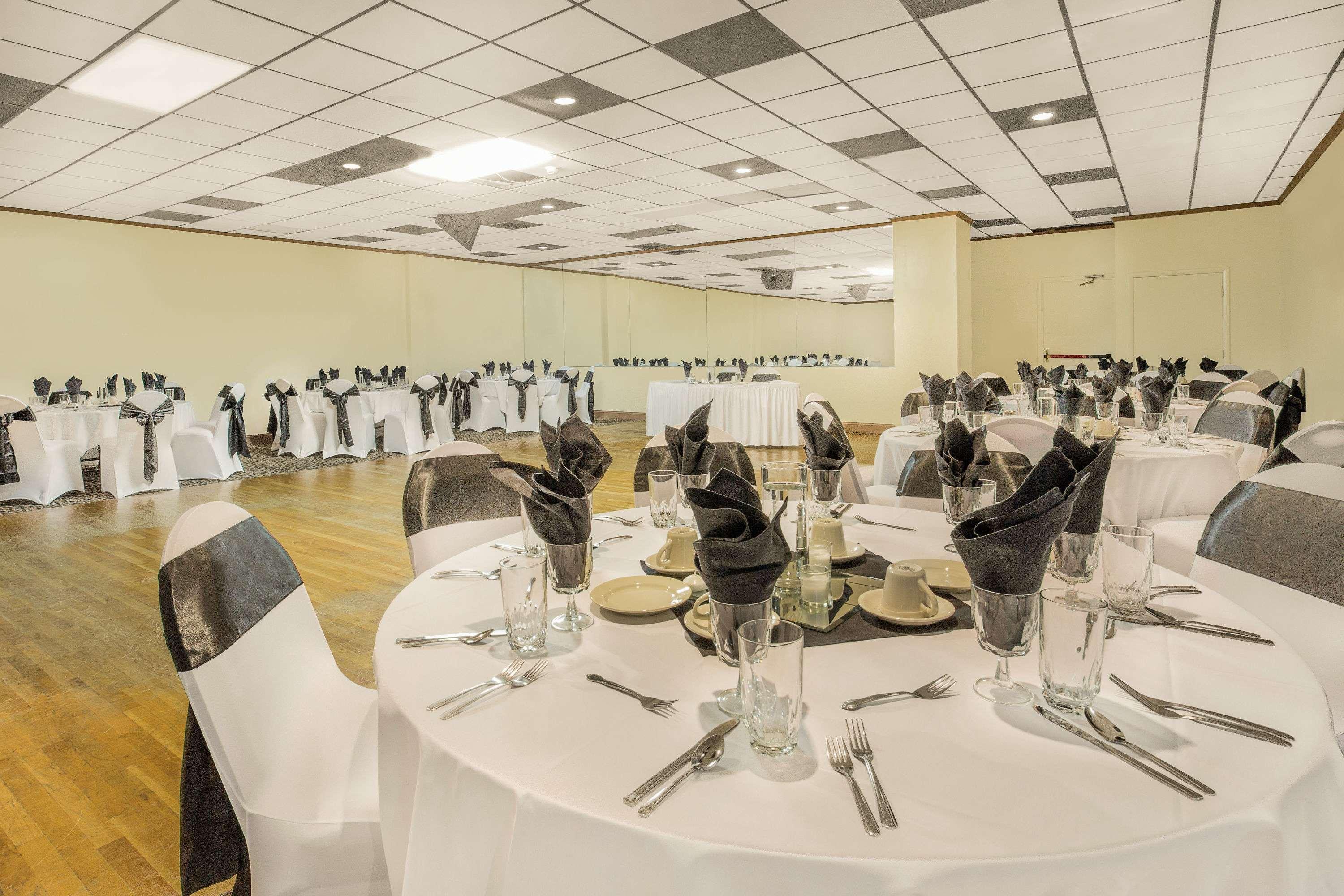 Ramada Plaza By Wyndham Fayetteville Fort Bragg Area Экстерьер фото