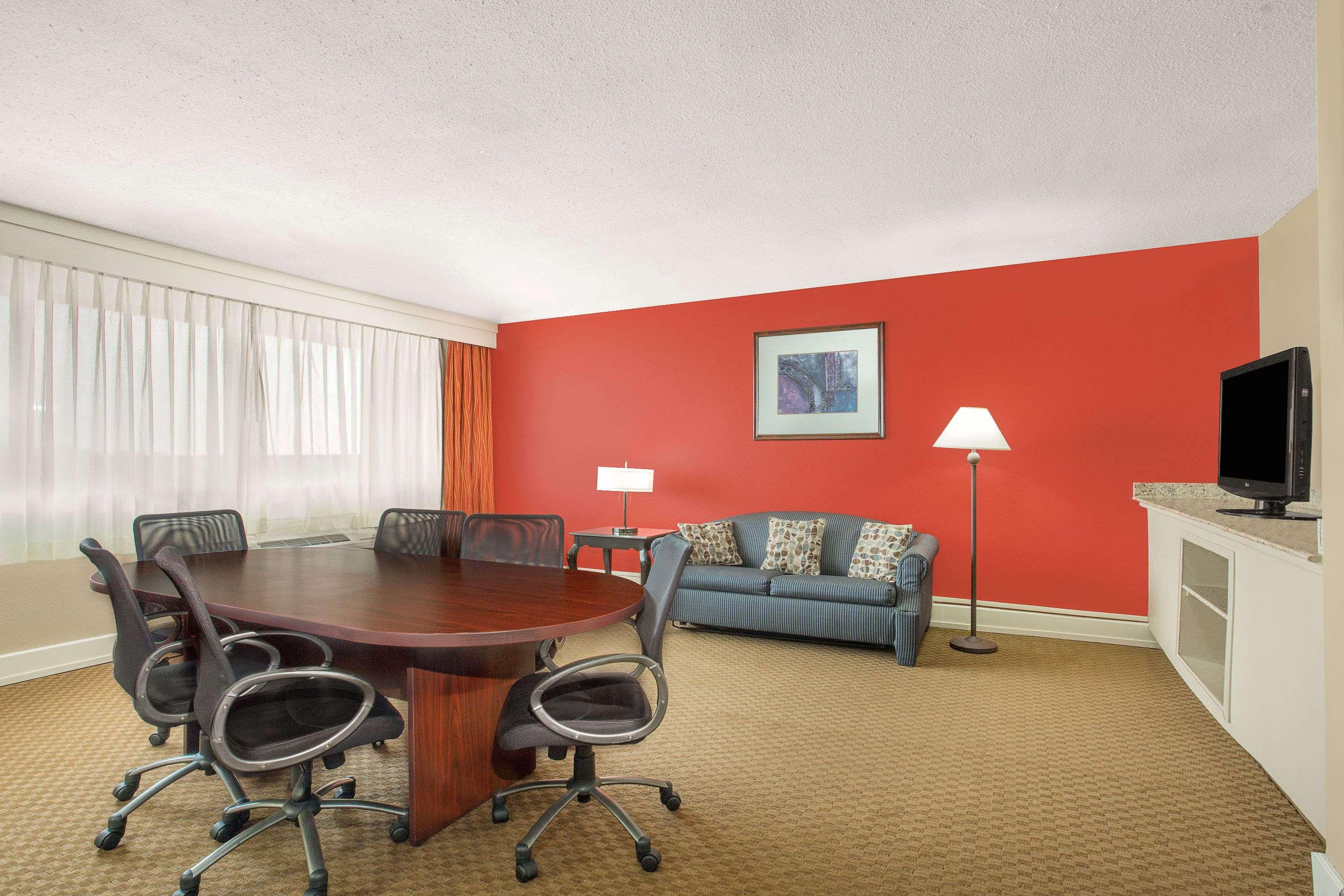 Ramada Plaza By Wyndham Fayetteville Fort Bragg Area Экстерьер фото