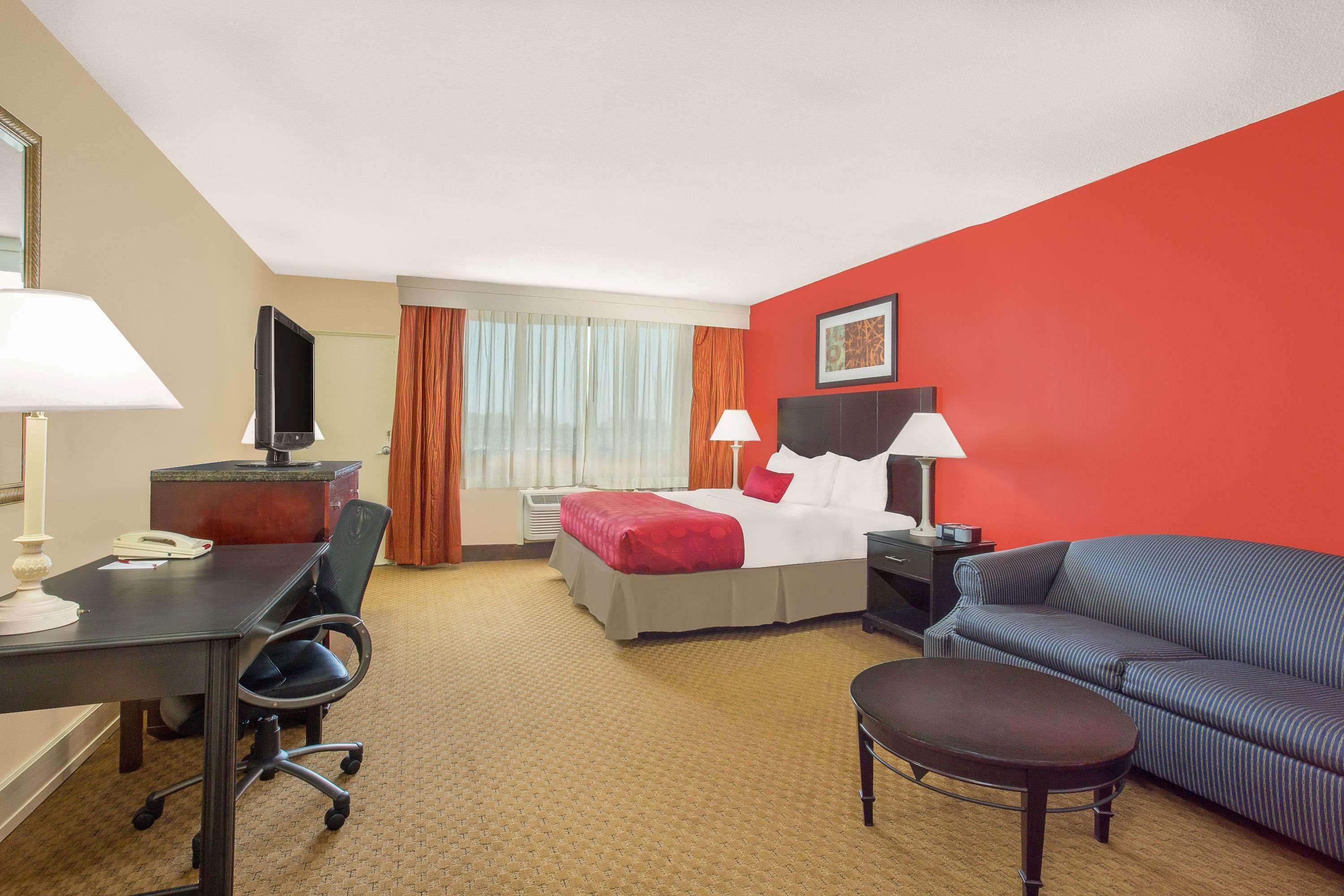 Ramada Plaza By Wyndham Fayetteville Fort Bragg Area Экстерьер фото