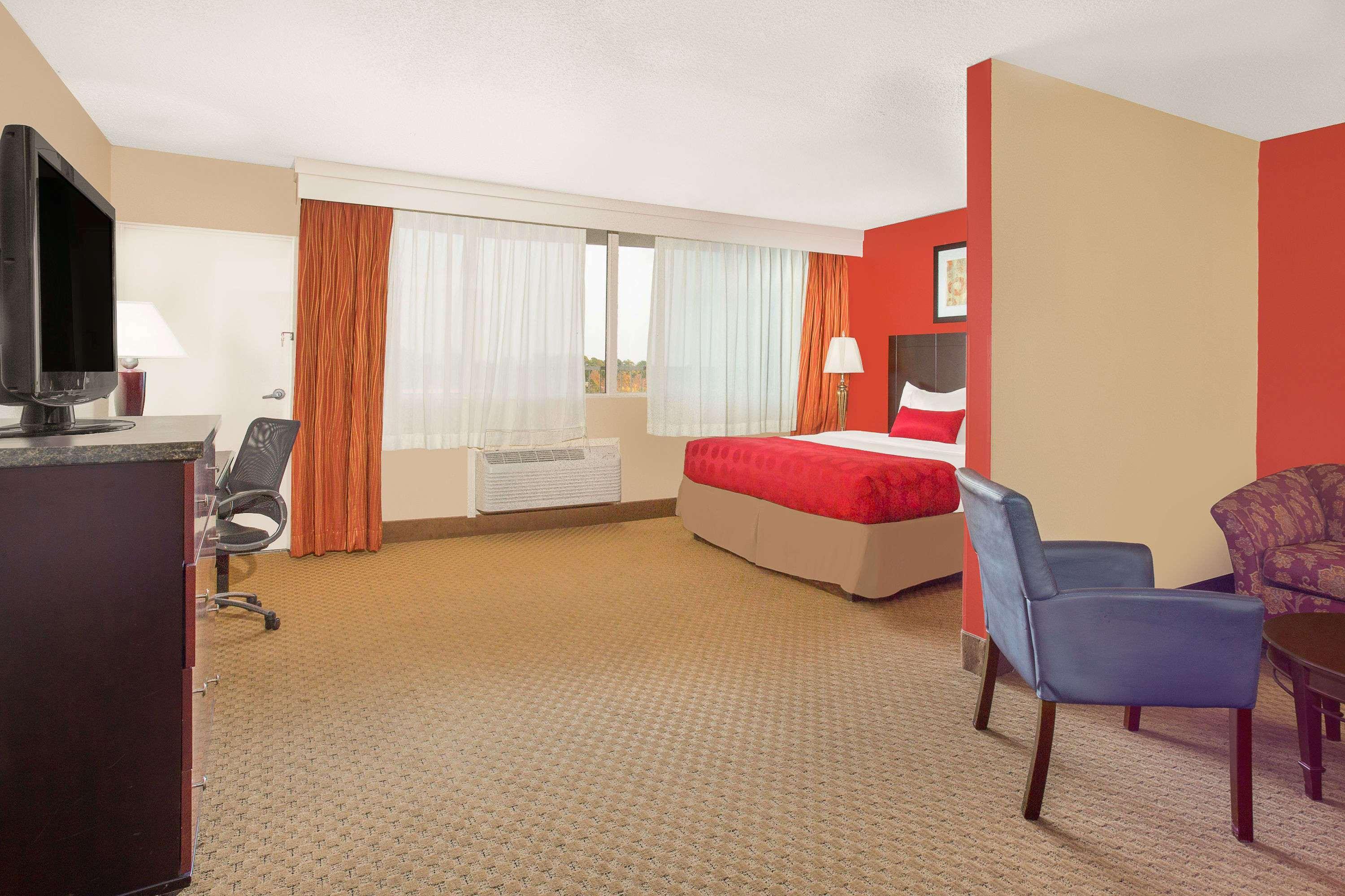 Ramada Plaza By Wyndham Fayetteville Fort Bragg Area Экстерьер фото