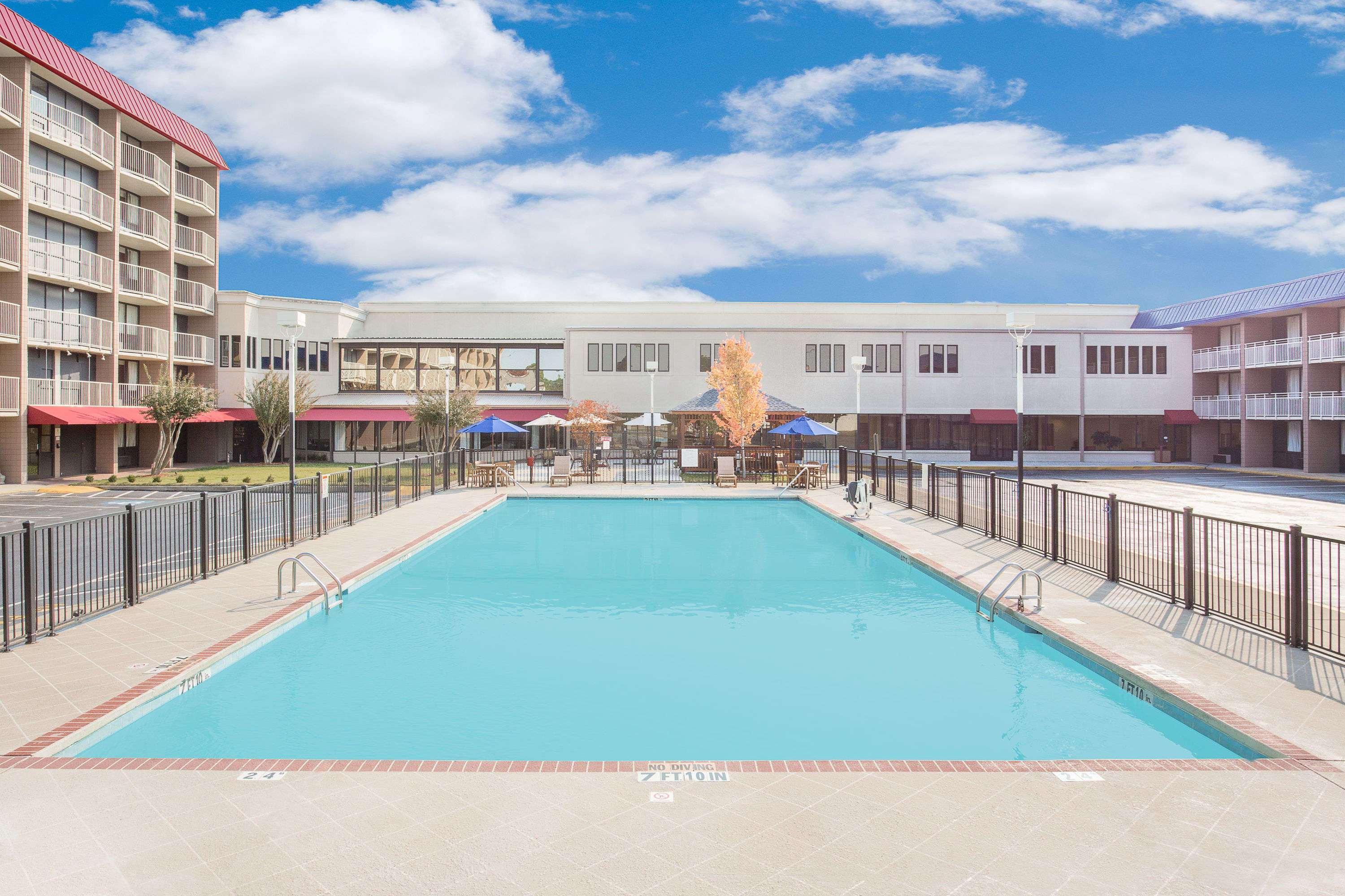 Ramada Plaza By Wyndham Fayetteville Fort Bragg Area Экстерьер фото