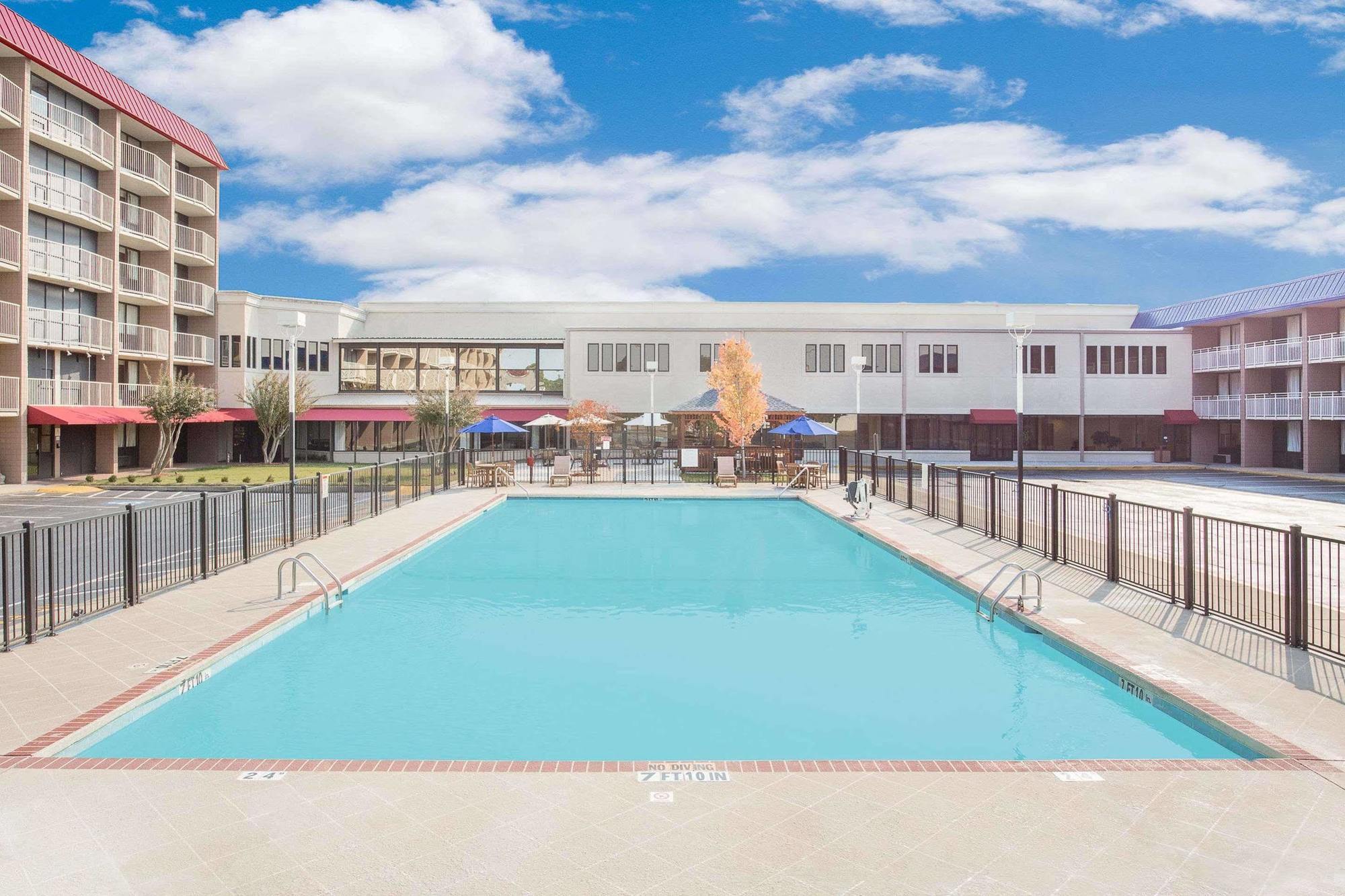 Ramada Plaza By Wyndham Fayetteville Fort Bragg Area Экстерьер фото